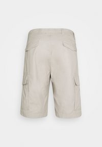 Pantalones cortos cargo beige con corte recto, dos bolsillos laterales y dos bolsillos traseros. Hechos de algodón con una textura suave.