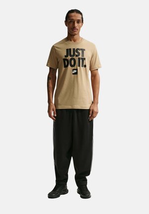 Nike Sportswear, CAMISSETA DE MANGA CORTA SPORTSWEAR - Camiseta estampada - parachute beige