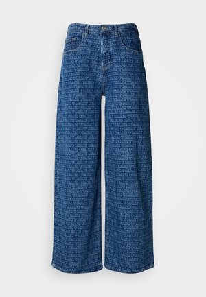 Széles lábú, kék denim farmernadrág ismétlődő, dombornyomott logó mintával. Klasszikus öt zsebes dizájnnal és gombos záródással rendelkezik.