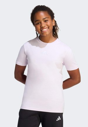 Svetloružové tričko s krátkym rukávom a okrúhlym výstrihom, s jemným logom na prednej strane. Vyrobené z jemného materiálu, s voľným strihom.