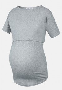 Tricou de maternitate gri, confecționat dintr-un material moale și elastic. Are un decolteu rotunjit, mâneci scurte și un tiv curbat.