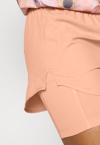 Nike Performance TEMPO LUXE SHORT - Calções desportivos - light madder root/atmosphere/reflective silver