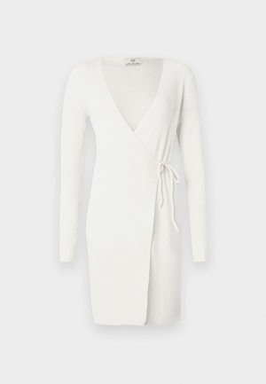 Witte, geribbelde gebreide wikkeljurk met lange mouwen, diepe V-hals en bindsluiting in de taille. Heeft een strakke, aansluitende silhouet.
