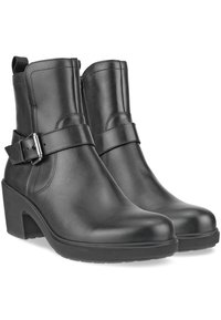 Botas de tobillo de cuero negro con punta redondeada, cremallera lateral, correa en el tobillo con hebilla de metal y un tacón de bloque grueso. Textura suave en toda su superficie.