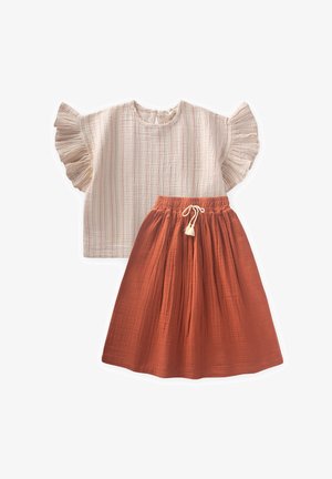 Divdaļīgs apģērbs, kurā ietilpst gaišs, svītrains topiņš ar volānu piedurknēm krēmkrāsā un oranža, krokota svārku daļa ar regulējamu auklu jostasvietā.