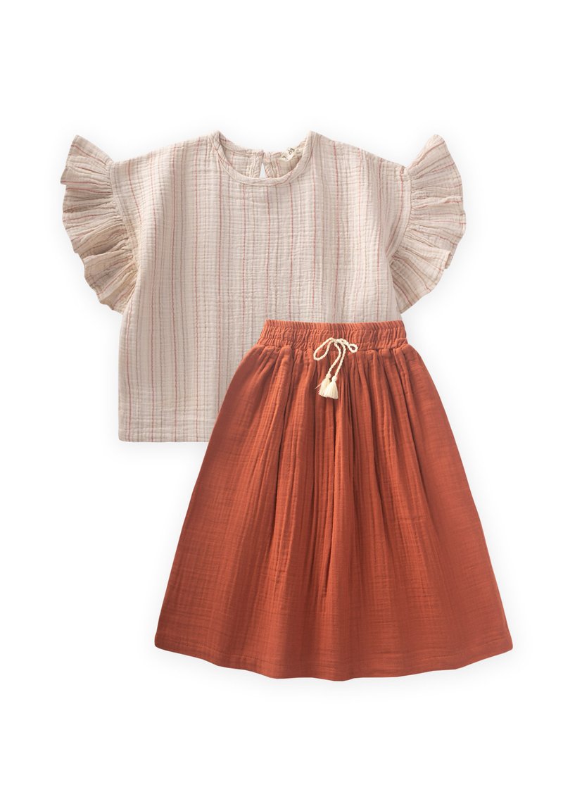 Zweiteiliges Outfit mit einem leichten, gestreiften Top mit Rüschensleeves in Creme und einem orangen, plissierten Rock mit verstellbarem Kordelzugbund.