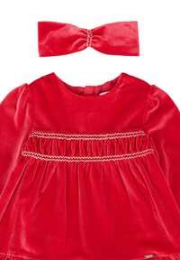 Robe en velours rouge avec un col rond, des manches longues bouffantes, une taille froncée et une smock décorative. Inclut un bandeau assorti avec un nœud rouge.