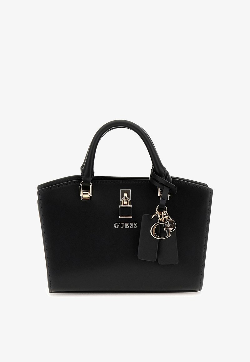 Sac à main Guess noir avec deux poignées, quincaillerie dorée, détail de fermeture avant et étiquettes noires attachées avec un charm doré "G".