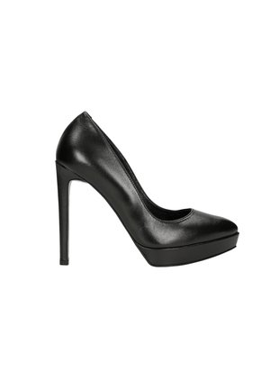Escarpin noir en cuir à talons hauts avec un bout pointu, semelle compensée et talon stiletto fin. Texture lisse et design minimaliste.
