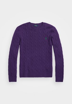 Pull violet à col rond en maille torsadée avec manches longues et petit logo vert brodé sur le côté gauche de la poitrine.