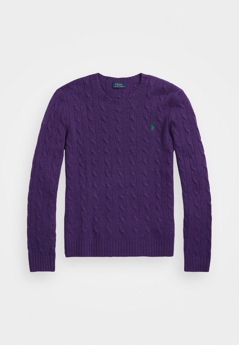 Pull violet à col rond en maille torsadée avec manches longues et petit logo vert brodé sur le côté gauche de la poitrine.