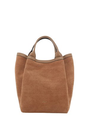 Braune Tragetasche aus texturiertem Stoff mit glattem Lederbesatz und zwei kurzen Griffen, steht aufrecht vor weißem Hintergrund.