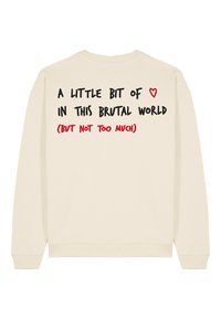 Felpa color crema con testo audace in nero e rosso sul retro. Il testo recita: "UN PO' DI ❤️ IN QUESTO MONDO BRUTALE (MA NON TROPPO)."
