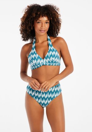 Tyrkysový bikiny s halter krkom, s bielo-zigzagovým vzorom. Vyššie nohavičky ponúkajú plné zakrytie a textúrovaný povrch.