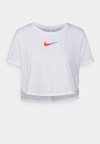 Camiseta blanca corta hecha de una tela suave, con un logo de Nike rojo y azul en el pecho, mangas cortas y un diseño minimalista.