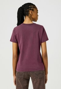 Wrangler REGULAR - Camiseta básica - italian plum purple