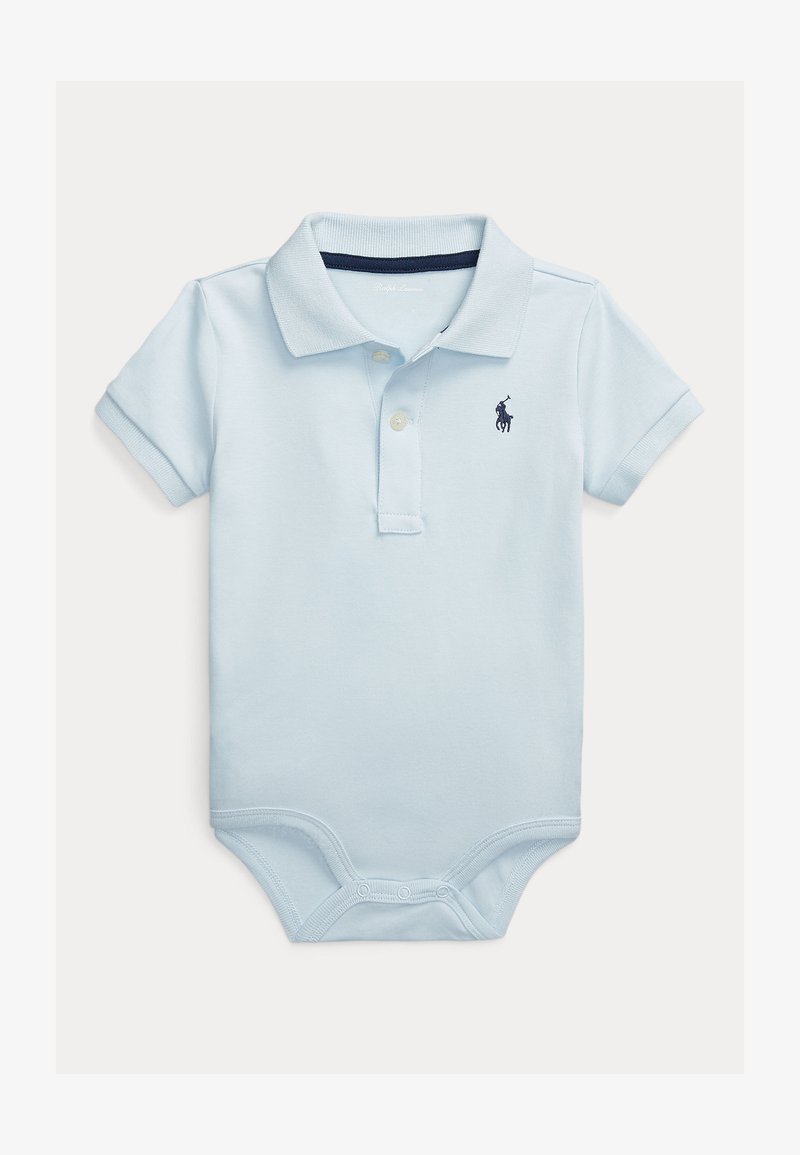 Hellblauer Baby-Body mit kurzen Ärmeln, Kragen, zweiknöpfiger Knopfleiste, Druckknöpfen unten und dunklem Logo auf der linken Brust.
