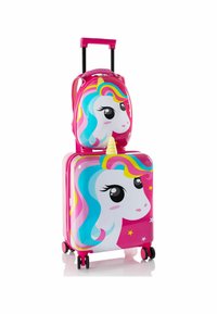 Valigia rigida rosa con un design di unicorno, criniera colorata e baffi. Include uno zaino abbinato in cima, entrambi con ruote per il trasporto.