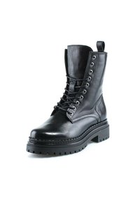 Botte de combat noire en cuir à lacets avec semelle épaisse à crampons et languette à l’arrière, présentée légèrement en biais sur fond blanc.