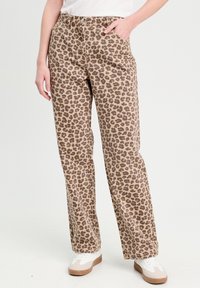 Leopardenmuster-Weitbein-Hose in Beige mit braunen Flecken. Verfügt über eine hohe Taille, einen Knopfverschluss und Eingrifftaschen. Material aus Baumwollmischung.