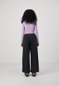 GAP Petite UTILITY EASY WIDE LEG MAXWELL - Platėjantys džinsai - washed black