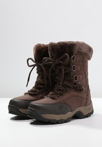 Botas de invierno marrones con suave forro de piel de oveja, con un diseño acolchado, punta redonda y cierre de cordones con ojales metálicos para un ajuste seguro.