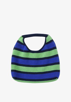 Sac à main tricoté avec une large anse, présentant des rayures horizontales en bleu, vert et noir.
