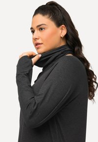 Maglietta a maniche lunghe di colore grigio ardesia con collo a cowl, texture morbida, vestibilità slacciata e maniche allungate, caratterizzata da una silhouette rilassata.