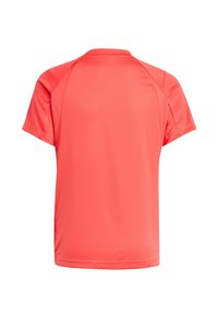 Rövid ujjú sportpóló élénk korall színben, könnyű, lélegző anyagból készült, sima tapintású, standard kerek nyakkivágással.
