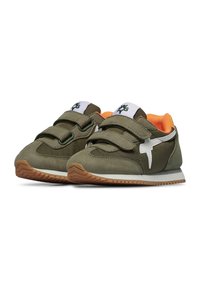 Sneaker verdi e grigi in materiali scamosciati e in rete, dotati di cinturini in Velcro, dettagli bianchi e suola in gomma naturale. Fodera interna arancione.