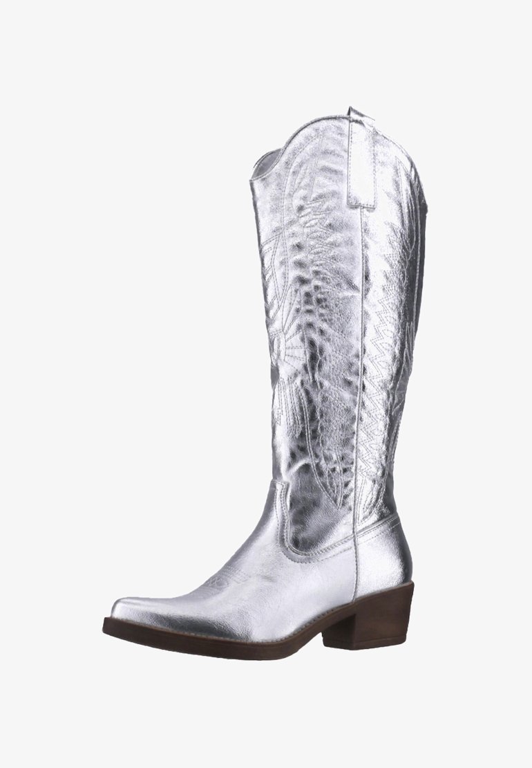 Botas de vaquero plateadas con punta afilada, caña de altura media, costuras decorativas y tacón apilado. Hechas de un material metálico brillante.