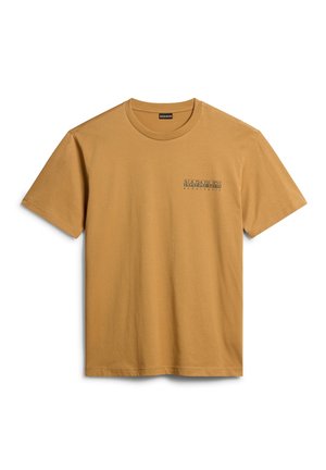 Gładki brązowy t-shirt z krótkim rękawem i okrągłym dekoltem z małym czarnym logo "Napapijri Geographic" na górnej, lewej stronie klatki piersiowej.
