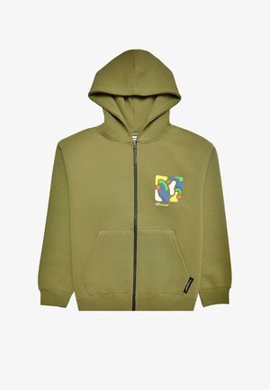 Olivengrøn lynlås-hættejakke med en frontlomme, prydet med et farverigt abstrakt design på venstre brystområde og en tekstureret inderside.