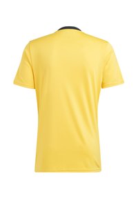 T-shirt giallo a manica corta con colletto tondo, texture liscia e colletto a contrasto nero. Presenta un design semplice senza grafiche.