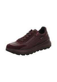 Dunkelburgunderfarbene Leder- und Wildledersneaker mit Schnürsenkeln, seitlichem Reißverschluss, Gore-Tex-Label und dicker, strukturierter Sohle, nach links geneigt auf weißem Hintergrund.