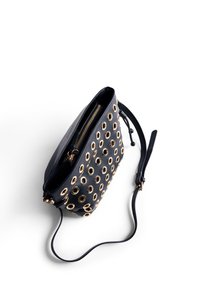 Sac en cuir noir à bandoulière avec des détails en œillets dorés, un dessus zippé et un profil plat avec une sangle réglable.
