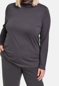Maglione a maniche lunghe con collo alto in grigio scuro, caratterizzato da una texture di tessuto liscia e una vestibilità comoda, con un orlo curvo discreto e senza motivi visibili.
