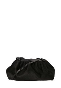 Borsa in finto pelliccia nera con un design arrotondato e plissettato, dotata di una elegante tracolla in pelle nera e chiusura a zip sulla parte superiore.
