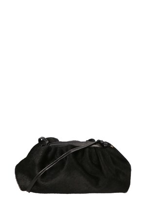 Borsa in finto pelliccia nera con un design arrotondato e plissettato, dotata di una elegante tracolla in pelle nera e chiusura a zip sulla parte superiore.