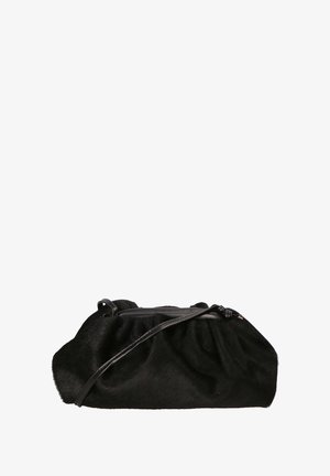 Zwarte nepbont handtas met een ronde, geplooide vorm, voorzien van een slanke zwarte leren schouderband en een ritssluiting aan de bovenkant.