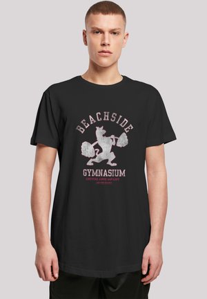 Schwarzes T-Shirt mit einem Grafikdruck eines hebenden Bären unter "BEACHSIDE GYMNASIUM" in abgenutztem weißen und roten Text. Kurze Ärmel, lässige Passform.