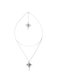 Collar de plata con dos colgantes geométricos alargados, uno más grande que el otro, con un acabado liso y reflectante y una cadena delicada.