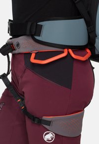 Imbracatura da arrampicata con tessuto grigio e nero, dettagli arancioni e finiture perforate. Presenta cinghie regolabili e anelli per attrezzatura integrati.