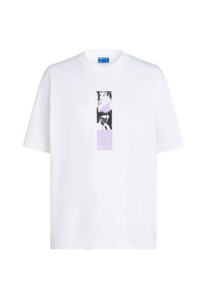 Weißes kurzärmeliges T-Shirt mit schmaler vertikaler Grafik auf der Brust, die zwei schwarz-weiße Gesichter und einen lavendelfarbenen Block zeigt.