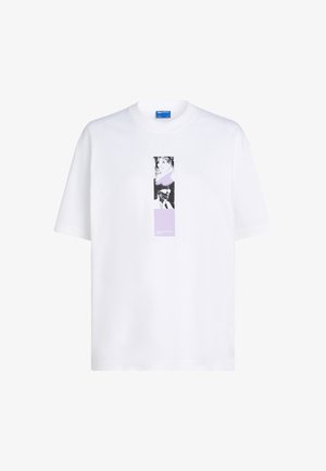 Biały T-shirt z krótkim rękawem z wąskim pionowym nadrukiem na piersi przedstawiającym dwie czarno-białe twarze i lawendowy blok.