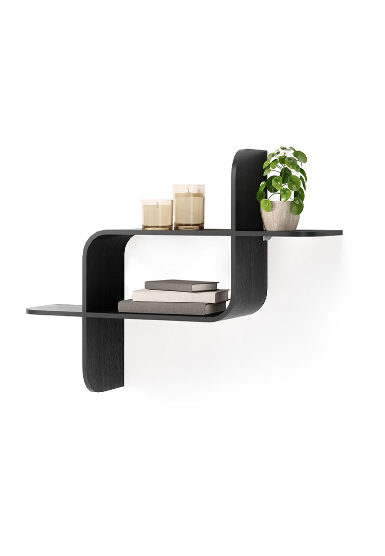 Mensola curva nera a tre livelli, con due candele, una piccola pianta in vaso e tre libri impilati. Texture del legno liscia.