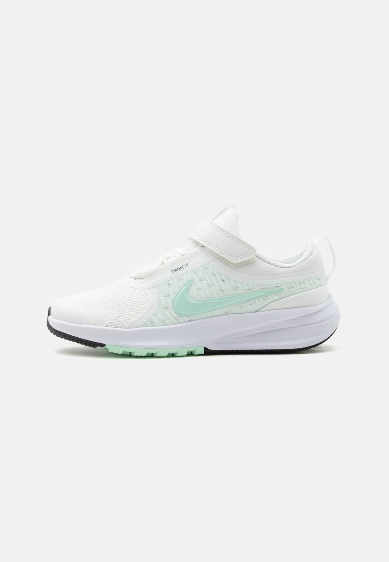 Λευκό αθλητικό παπούτσι Nike με ανοιχτό πράσινο σχέδιο, πλέγμα στο επάνω μέρος, μαλακή σόλα και ρυθμιζόμενο λουράκι με βέλκρο.