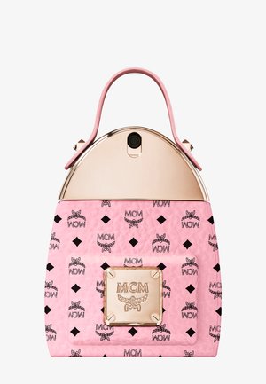 Rosa MCM-veske med svart logomønster, topp i gullfarget metall, matchende frontskilt og en enkelt rosa hank.