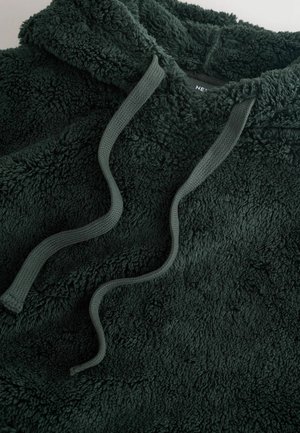 Hanorac verde din fleece, cu o textură moale, închidere cu șnur și glugă, având un aspect pufos și confortabil.