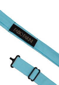 Türkiser Stoffriemen mit schwarzem Beschlägen; verfügt über ein Etikett mit der Aufschrift "FABIO FARINI" und eine rechteckige Schnalle zur Anpassung.